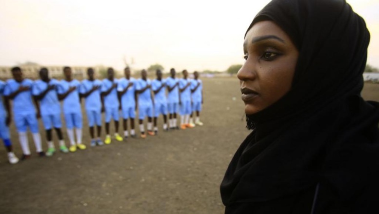 Salma al-Majidi, première femme coach d'un club de foot masculin au Soudan Salma al-Majidi, première femme coach d'un club de foot masculin au Soudan