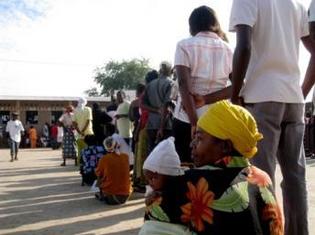Une femme et son enfant attendent devant un bureau de vote lors des élections communales du 24 mai 2010 au Burundi