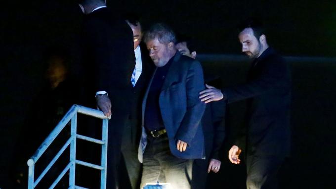 Au Brésil, l'ancien président Lula passe sa première nuit en prison
