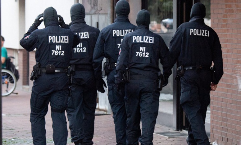 Allemagne : Un homme abattu par la police après avoir grièvement agressé deux employés de...