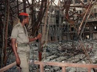 Un soldat devant ce qui reste de la salle de conférence du Palais présidentiel de Conakry après les mutineries du 5 février 1996
