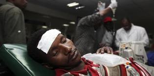 Une victime de l'explosion meurtrière recevant les premiers soins à l'hôpital de Nairobi, la capitale du Kenya. (Reuters /Noor Khamis)