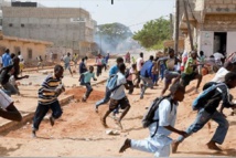 Tohu-bohu dans les écoles : les élèves défient les forces de l'ordre partout 