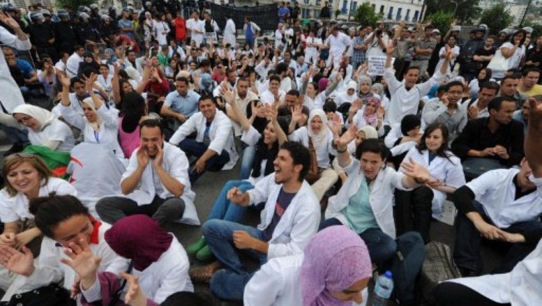 Algérie: les autorités répriment une manifestation de médecins en grève Algérie: les autorités répriment une manifestation de médecins en grève