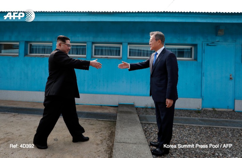 Cette poignée de main historique entre les deux Présidents des deux Corées sur la ligne de démarcation Cette poignée de main historique entre les deux Présidents des deux Corées sur la ligne de démarcation
