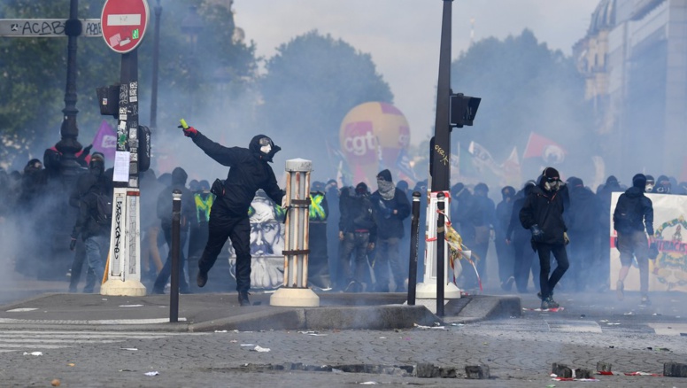 Incidents à Paris: un groupe de 200 black blocs maîtrisé Incidents à Paris: un groupe de 200 black blocs maîtrisé