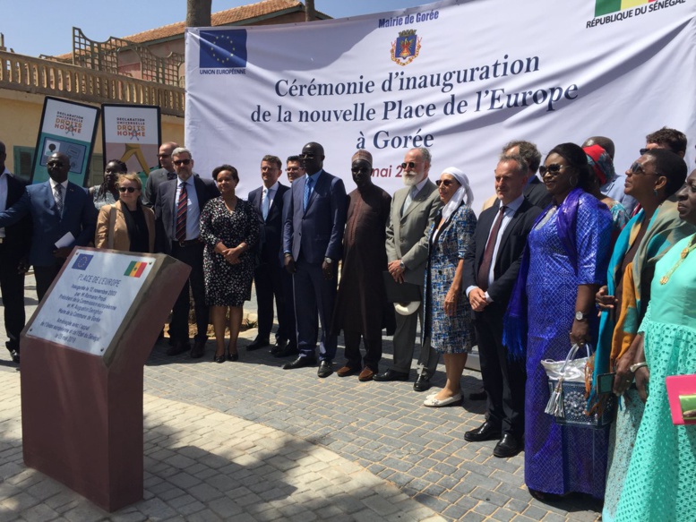 L'inauguration de la "Place de l'Europe" sur l'île de Gorée choque les internautes sénégalais L'inauguration de la "Place de l'Europe" sur l'île de Gorée choque les internautes sénégalais