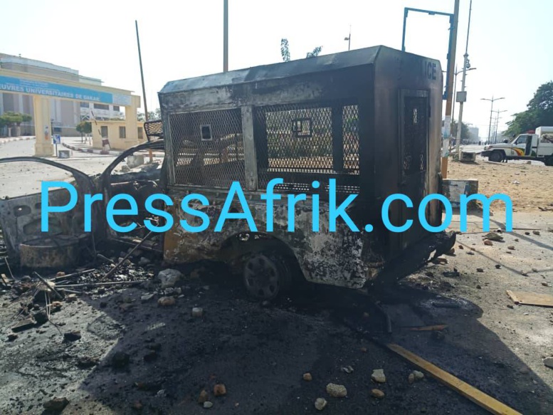 L’UCAD en état de siège : les images de la furie des étudiants L’UCAD en état de siège : les images de la furie des étudiants