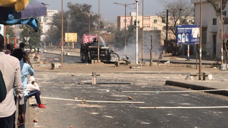 UCAD - Les policiers recommencent à tirer après l'arrivée du renfort de munitions UCAD - Les policiers recommencent à tirer après l'arrivée du renfort de munitions