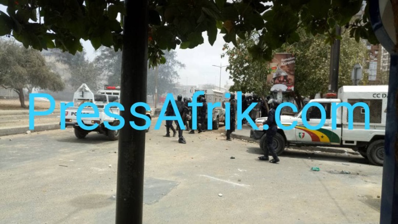 UCAD : les policiers réussissent à repousser les étudiants à l'intérieur du campus