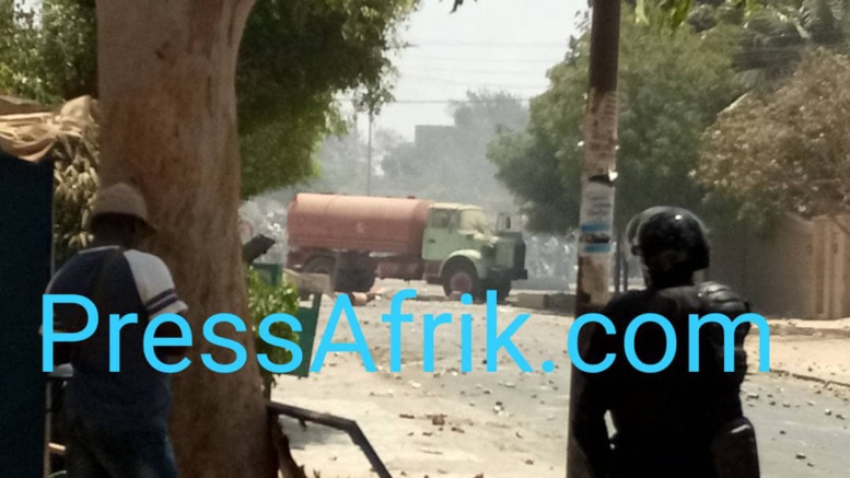 Les Images des violents affrontements à l'UCAD ce mercredi Les Images des violents affrontements à l'UCAD ce mercredi