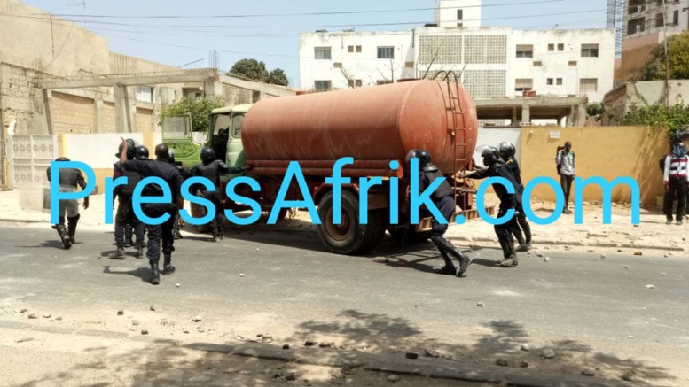 les policiers reprennent le camion qui servait de barricade aux étudiants les policiers reprennent le camion qui servait de barricade aux étudiants