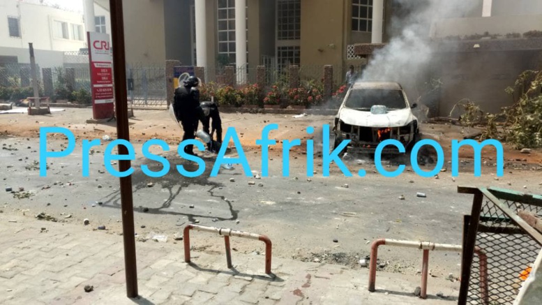 Les Images des violents affrontements à l'UCAD ce mercredi