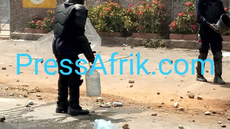 Les Images des violents affrontements à l'UCAD ce mercredi Les Images des violents affrontements à l'UCAD ce mercredi