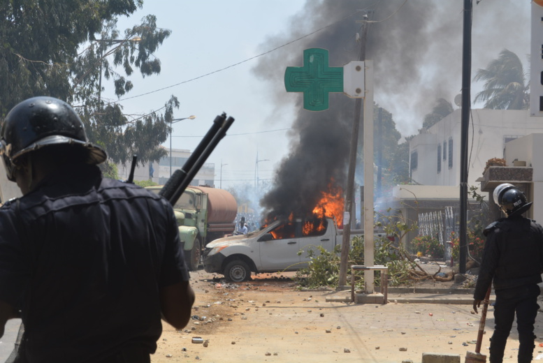 UCAD - Un véhicule L2O0 brûle dangereusement près d'un poteau électrique UCAD - Un véhicule L2O0 brûle dangereusement près d'un poteau électrique