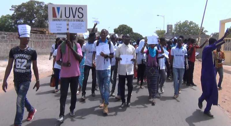 Les étudiants de l'Université virtuelle du Sénégal bloquent la Vdn Les étudiants de l'Université virtuelle du Sénégal bloquent la Vdn