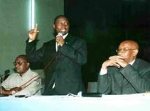 De gauche à droite, André Kagwa Rwisereka (chemise kaki) vice-président du Parti vert démocratique du Rwanda, Frank Habineza (C ) président du Parti vert démocratique du Rwanda et Eric Kayiranga (D) Photo: www.igihe.com