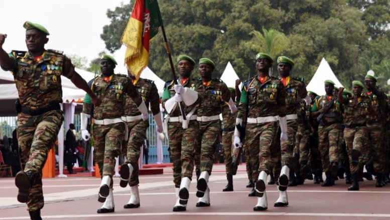 Le Nigeria parade au défilé militaire annuel du Cameroun