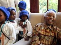 Pour son 92e anniversaire, Mandela appelle à des actions de solidarité