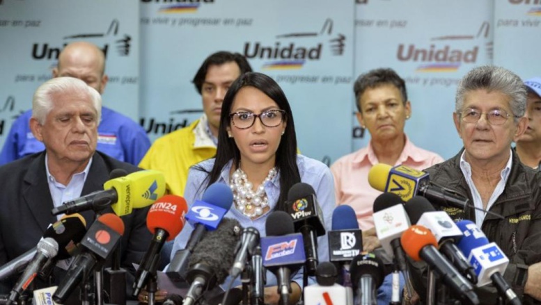 Venezuela: au lendemain d'une défaite amère, l'opposition reste poing levée