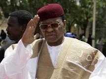 Le président nigérien Mamadou Tandja reste retenu à la Villa verte, à Niamey.