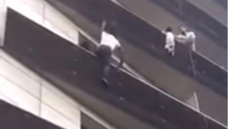 A Paris, un Malien sans papiers escalade un immeuble pour sauver un enfant A Paris, un Malien sans papiers escalade un immeuble pour sauver un enfant