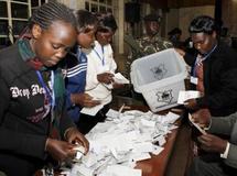 Le dépouillement des urnes du référendum au Kenya le 5 août 2010. Les résultats provisoires montrent une tendance à un «oui» franc et massif. (Reuters)