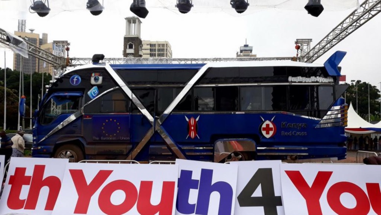 Au Kenya, un bus Croix-Rouge pour sensibiliser les jeunes désocialisés