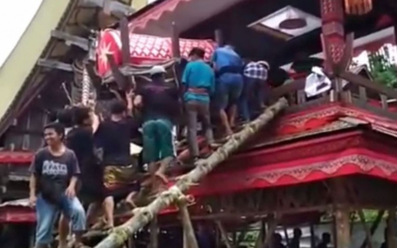 Un Indonésien meurt écrasé par le cercueil de sa mère Un Indonésien meurt écrasé par le cercueil de sa mère