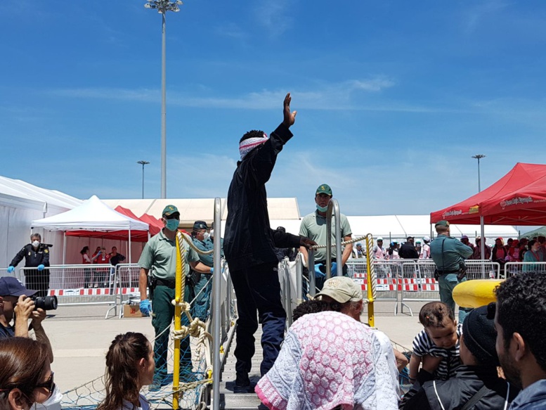 Vidéo - A leur débarquement sur le port de Valence, les 106 migrants rescapés de l'Aquarius chantent et dansent