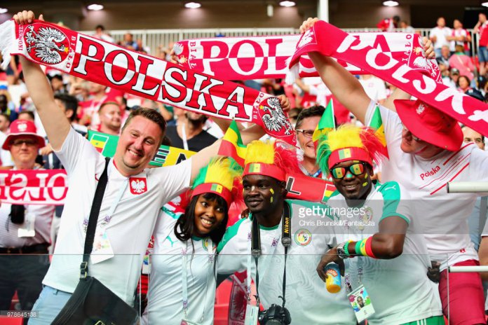 Vidéo - Echanges de maillots entre supporters sénégalais et polonais après le match