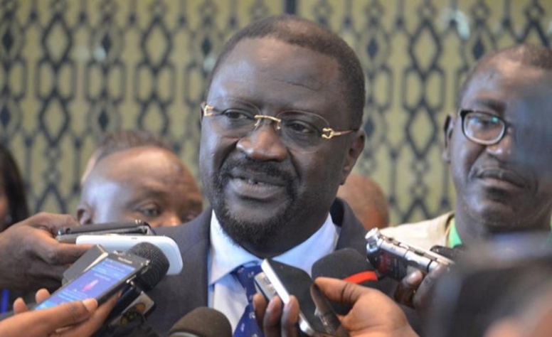 Le ministre Papa Abdoulaye Seck déclare le Péage gratuit pour ses agents Le ministre Papa Abdoulaye Seck déclare le Péage gratuit pour ses agents