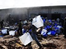 Des soldats guinéens extraient du matériel électoral du bâtiment incendié dans un camp militaire à Conakry, le 16 septembre 2010. Photo : issouf Sanogo / AFP