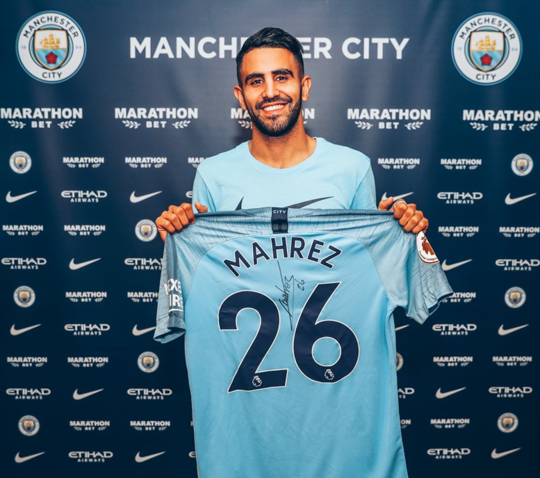 Riyad Mahrez signe à Manchester City Riyad Mahrez signe à Manchester City