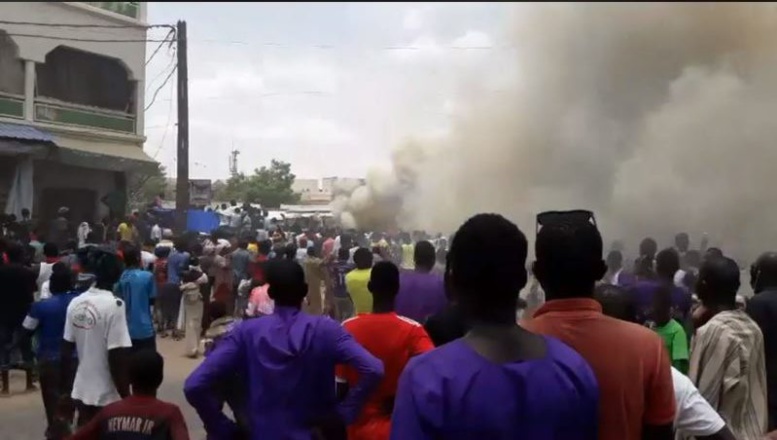 Urgent – (Vidéo + photos): Un incendie déclaré au marché Ocas de Touba… Urgent – (Vidéo + photos): Un incendie déclaré au marché Ocas de Touba…