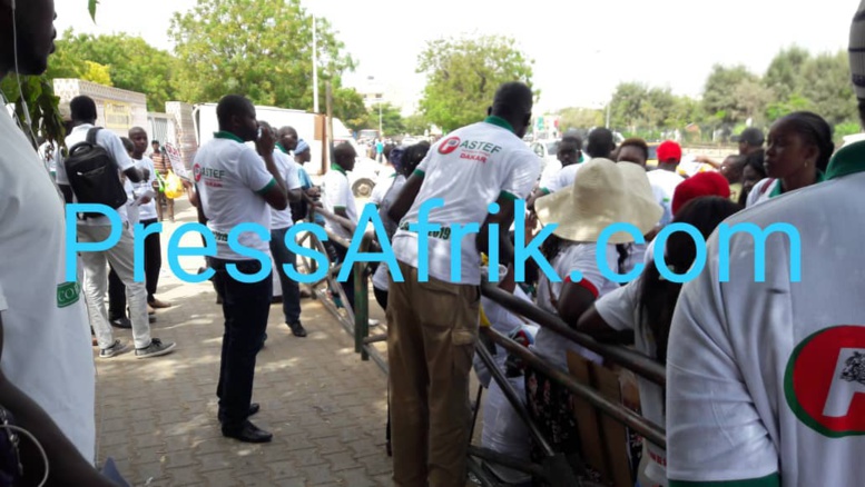 Direct-Marche de l'opposition: un militant du Pds insulte les forces de l'ordre Direct-Marche de l'opposition: un militant du Pds insulte les forces de l'ordre