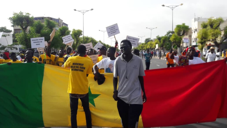 Marche de l'opposition : Karimistes et Khalifistes se bagarrent, Idy absent, Sonko se... Marche de l'opposition : Karimistes et Khalifistes se bagarrent, Idy absent, Sonko se...