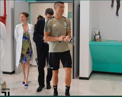 Images: les premières photos de Cristiano Ronaldo avec le maillot de la Juventus ! Images: les premières photos de Cristiano Ronaldo avec le maillot de la Juventus !