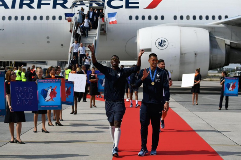 Vidéo-Suivez en direct l'arrivée des Bleus à Paris
