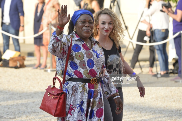 (06 photos) – La mère de Paul Pogba et sa petite amie à l’Élysée (06 photos) – La mère de Paul Pogba et sa petite amie à l’Élysée