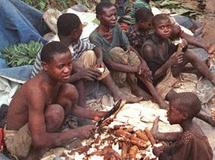 Des réfugiés hutus rwandais arrêtés sur le bord de la piste menant à Kisangani, le 14 mars 1997 AFP / CHRISTOPHE SIMON