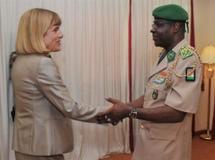 Anne Lauvergeon, la patronne d'Areva (G) et le lieutenant-général Salou Djibo (D) à Niamey, le 30 septembre 2010 AFP / ISSOUF SANOGO