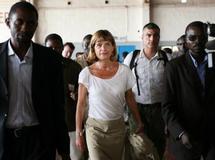 Anne Lauvergeon, présidente du directoire d'Areva arrive à l'aéroport de Niamey après sa visite à Arlit, le 01 octobre 2010