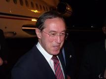 Claude Guéant, lors de son arrivée à Yamoussoukro le 2 octobre 2010