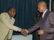 Alpha Condé (G) et Cellou Dalein Diallo (D) le 12 octobre 2010 à Conakry. AFP / Cellou Diallo