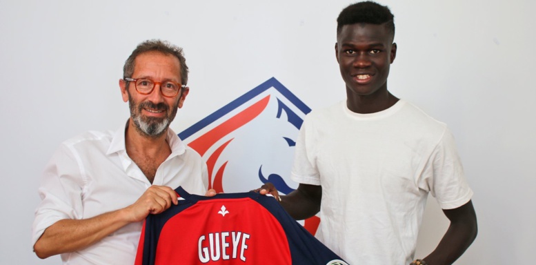 Le jeune défenseur de Dakar Sacré-Coeur Arfang Gueye signe à Lille Le jeune défenseur de Dakar Sacré-Coeur Arfang Gueye signe à Lille
