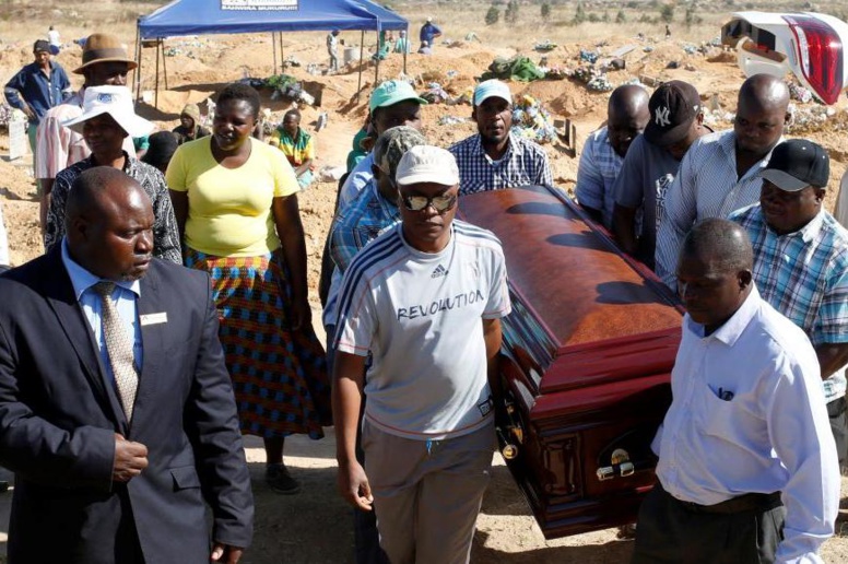 Zimbabwe: le pays enterre ses victimes de la répression Zimbabwe: le pays enterre ses victimes de la répression