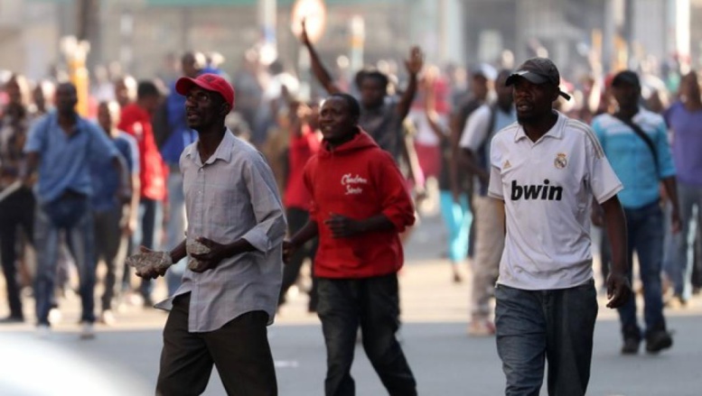 Manifestation réprimée au Zimbabwe: qui contrôle l’armée? Manifestation réprimée au Zimbabwe: qui contrôle l’armée?