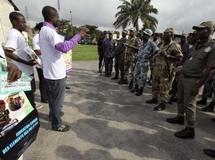 Des soldats d'une caserne d'Abidjan sont briefés le 27 octobre 2010 afin d'encadrer l'élection présidentielle ivoirienne. REUTERS /Luc Gnago