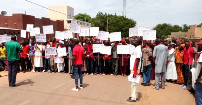 Koungheul: la population manifeste contre les « coupures intempestives » d’électricité Koungheul: la population manifeste contre les « coupures intempestives » d’électricité